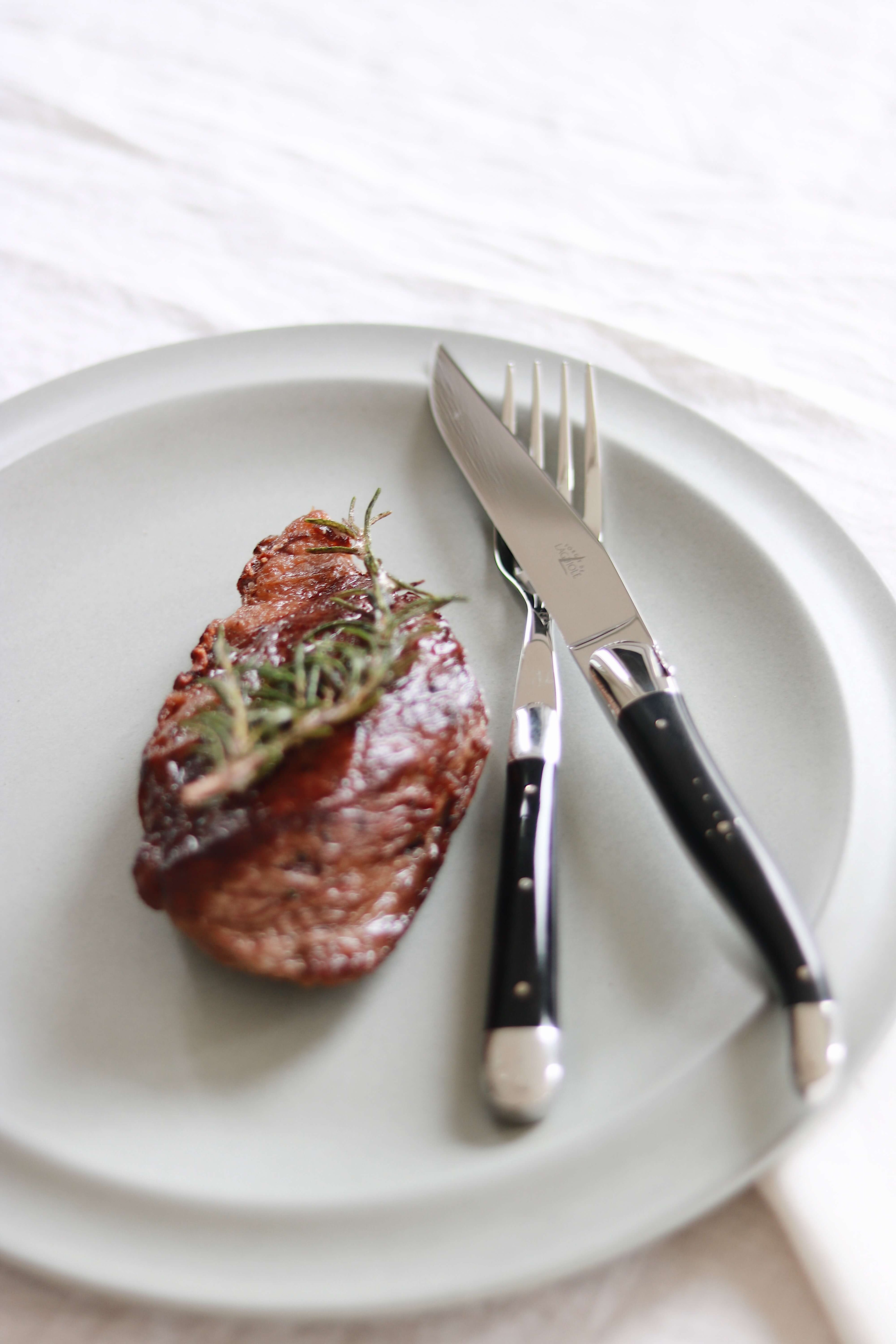 Forge De Laguiole knive med skaft i mørkt horn